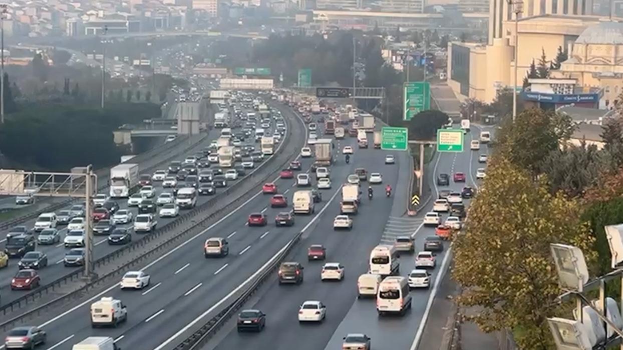 İstanbul'da haftanın ilk iş gününde trafik yoğunluğu yaşanıyor