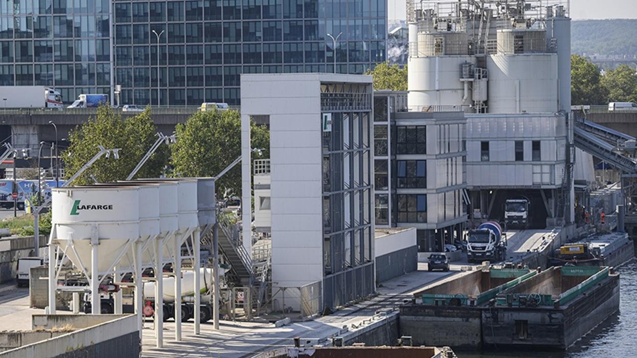 Fransız çimento devi Lafarge'ın "terör örgütünü finanse etmekten" yargılandığı dava başladı