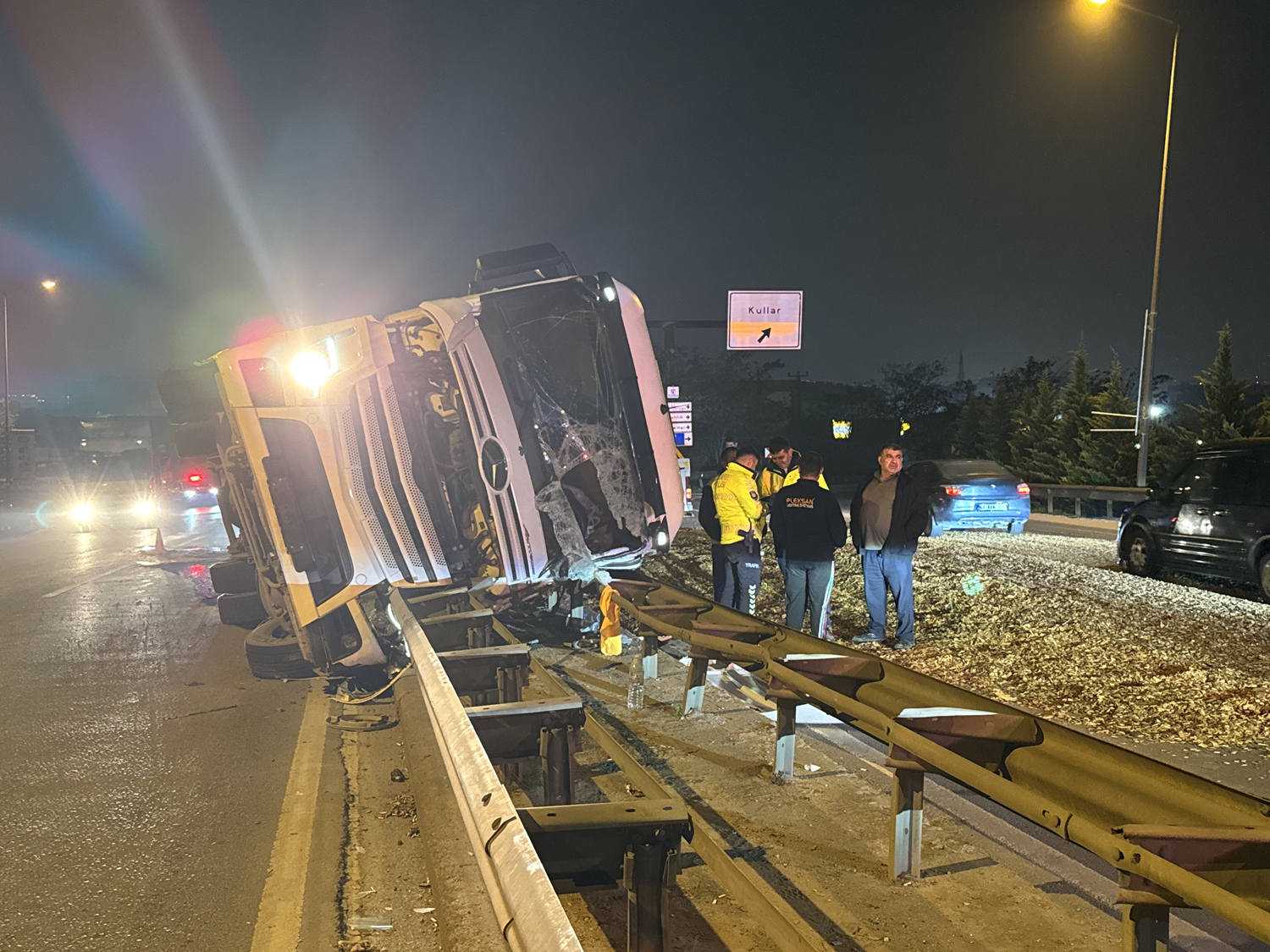 Kocaeli'de devrilen yonga yüklü tır trafiği aksattı