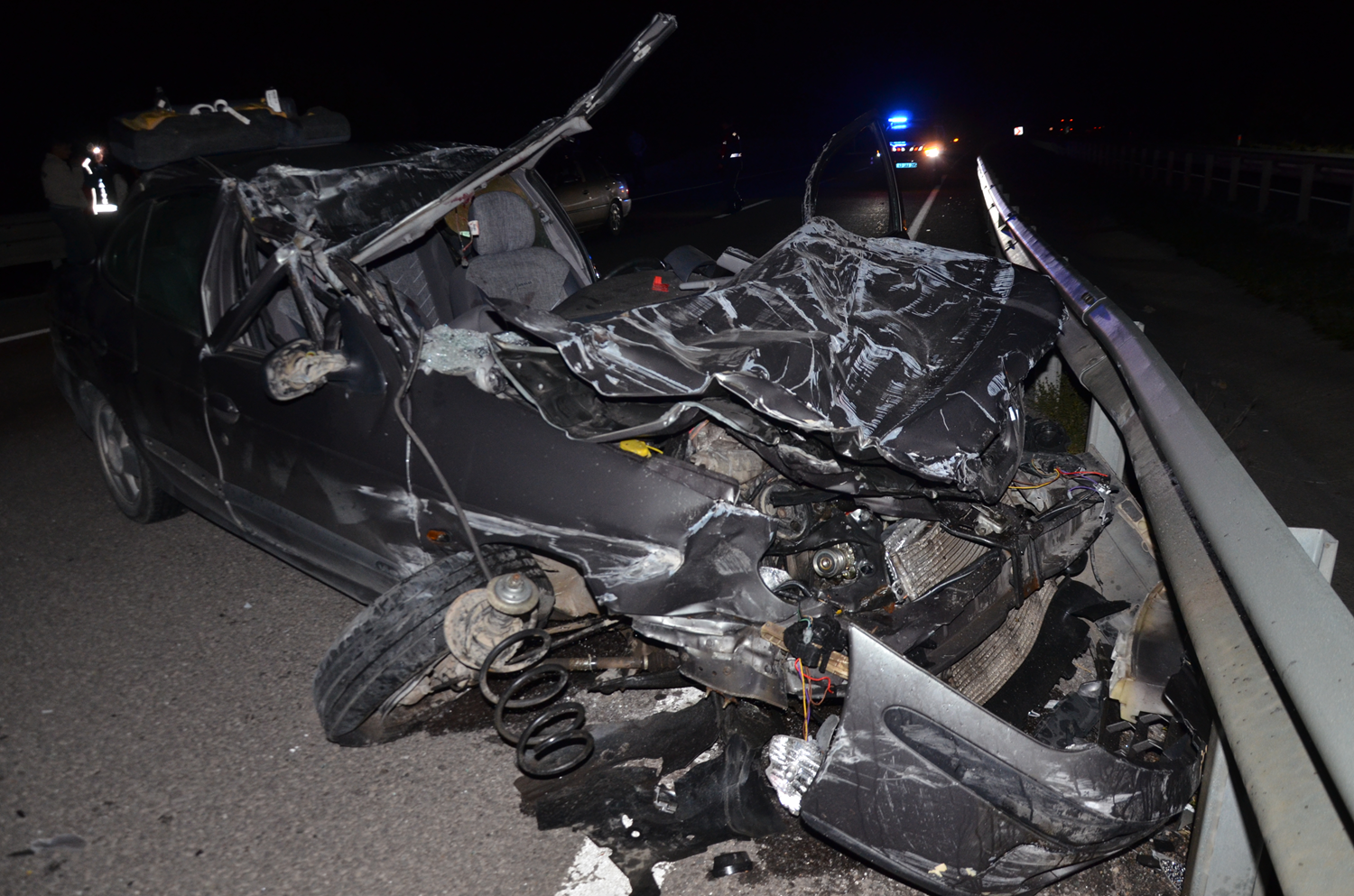 Kütahya'da tıra çarpan otomobilin sürücüsü öldü