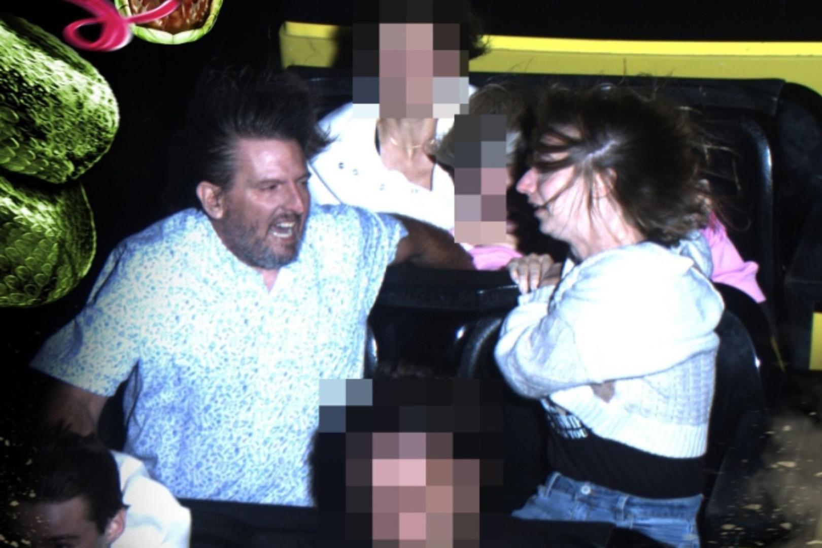 Roller Coaster emniyet kemeri açıldı! Önünde oturan çift kızı kolundan tutarak kurtardı