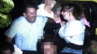 Roller Coaster emniyet kemeri açıldı! Önünde oturan çift kızı kolundan tutarak kurtardı