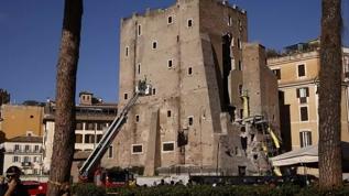 Roma'da tarihi kule çöktü: Kötü haber geldi