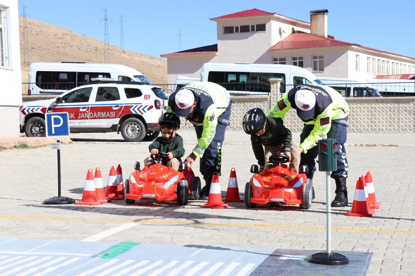 Van'da öğrencilere uygulamalı trafik eğitimi verildi
