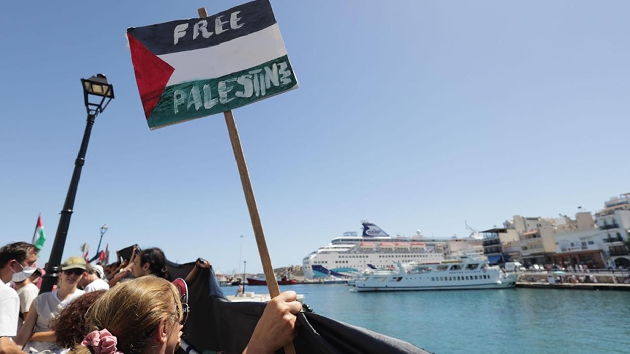 Yunanistan'da Filistin destekçisi göstericiler liman çıkışını kapattı, 1000 İsrailli turist mahsur kaldı