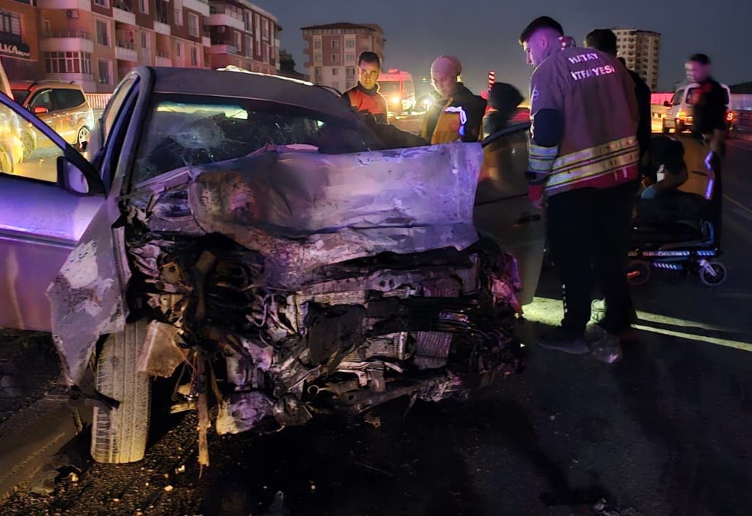 Hatay'da otomobil ile minibüsün çarpıştığı kazada 11 kişi yaralandı
