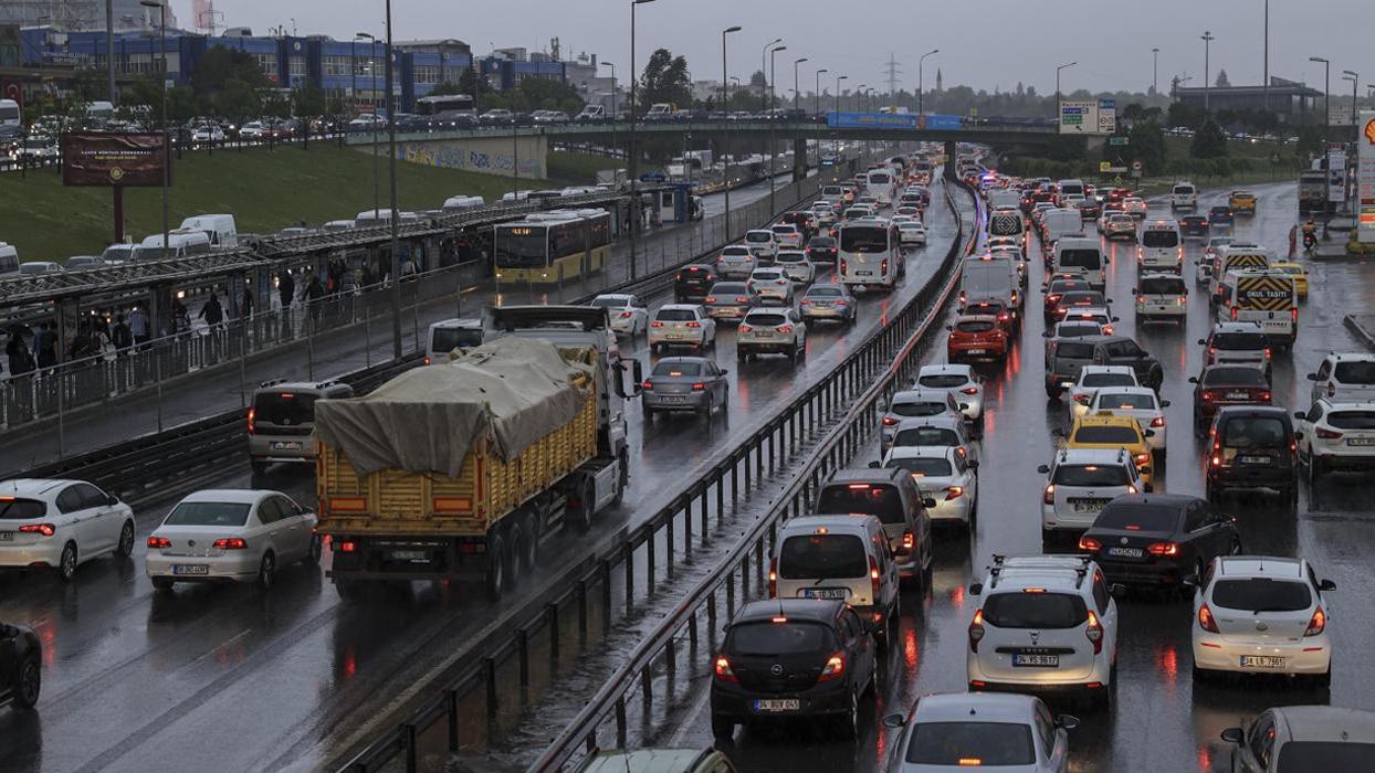 İstanbul'da trafik çilesi: Yoğunluk yüzde 90'a çıktı