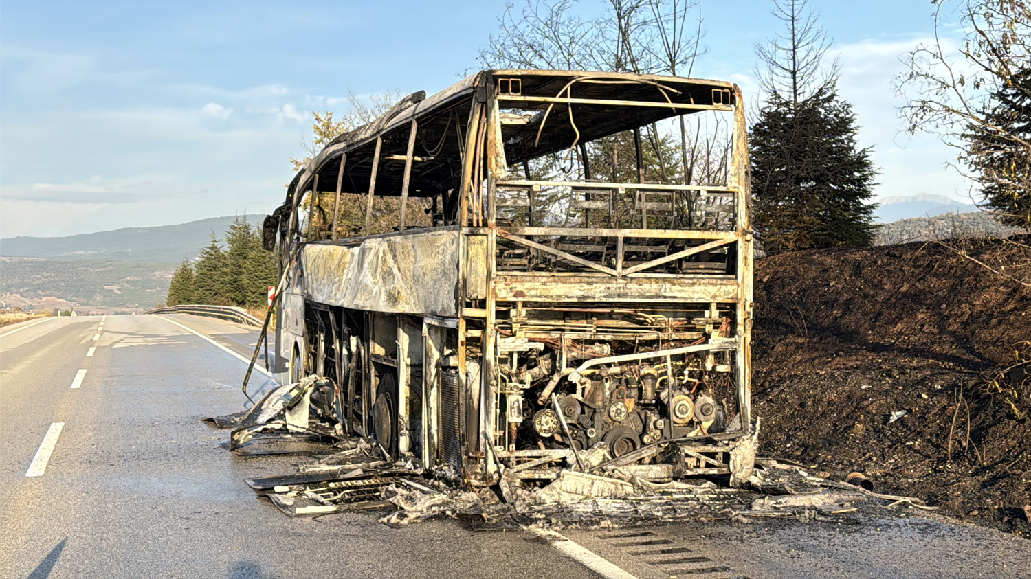Seyir halindeki otobüs alev aldı
