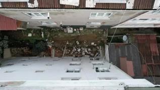Arnavutköy'de istinat duvarı çöktü: İki bina hasar gördü