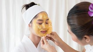 Güzelliğinizin üzerine spot ışıklarını yakın! 3 popüler maske tarifi