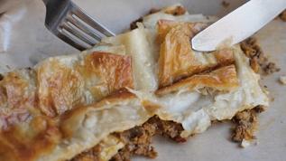 Hamur açmadan çıtır çıtır kahvaltılık kıymalı börek tarifi! Yiyen el açması zannediyor