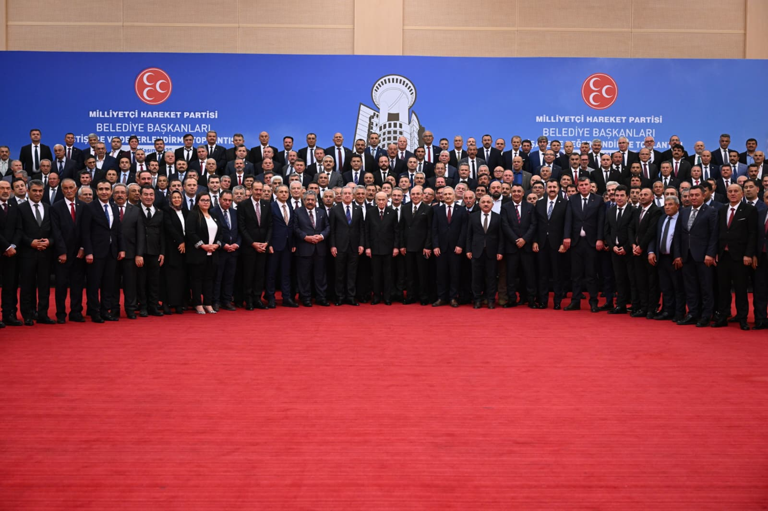 MHP lideri Bahçeli, partisinin belediye başkanlarıyla yemekte bir araya geldi