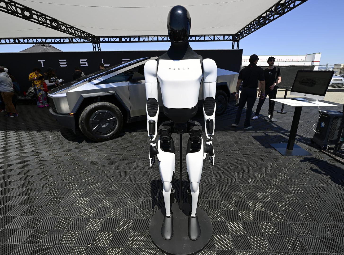 Tesla'nın insan biçimli robot vizyonu: Optimus ile yeni bir çağ mı başlıyor?