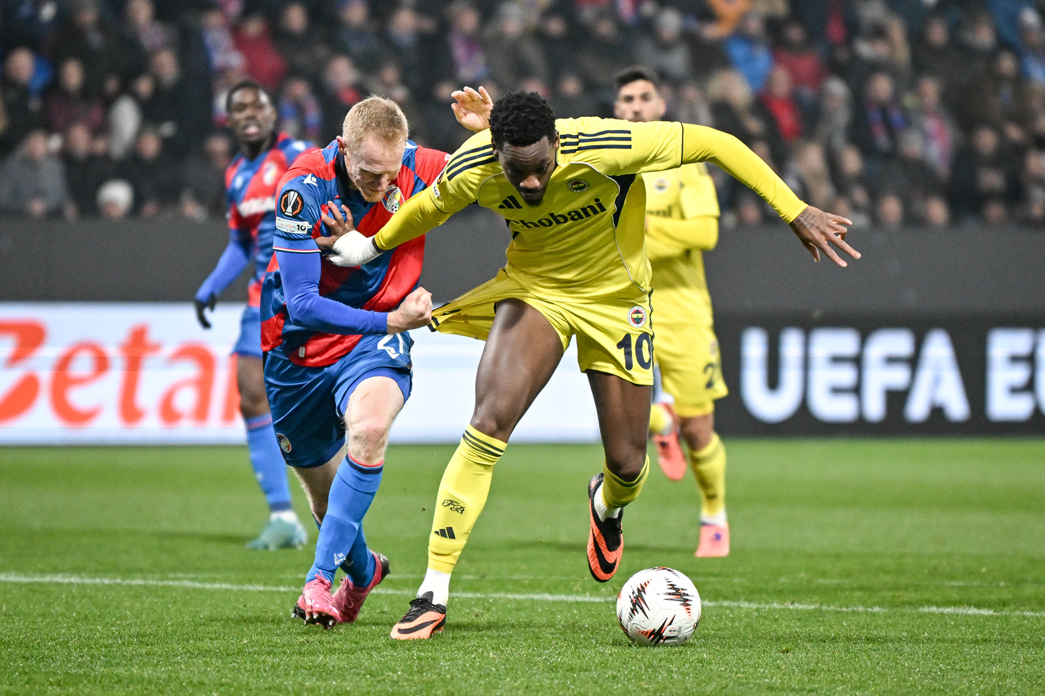 Viktoria Plzen - Fenerbahçe maçına damga vuran karar! Hakem izledi, penaltıyı vermedi