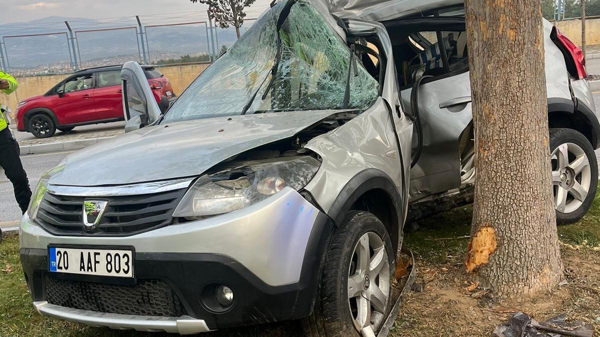 Ağaca çarpan otomobilin sürücüsü hayatını kaybetti