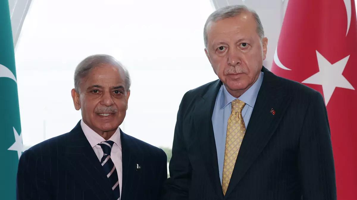 Cumhurbaşkanı Erdoğan, Bakü'de Pakistan Başbakanı Şerif'i kabul etti