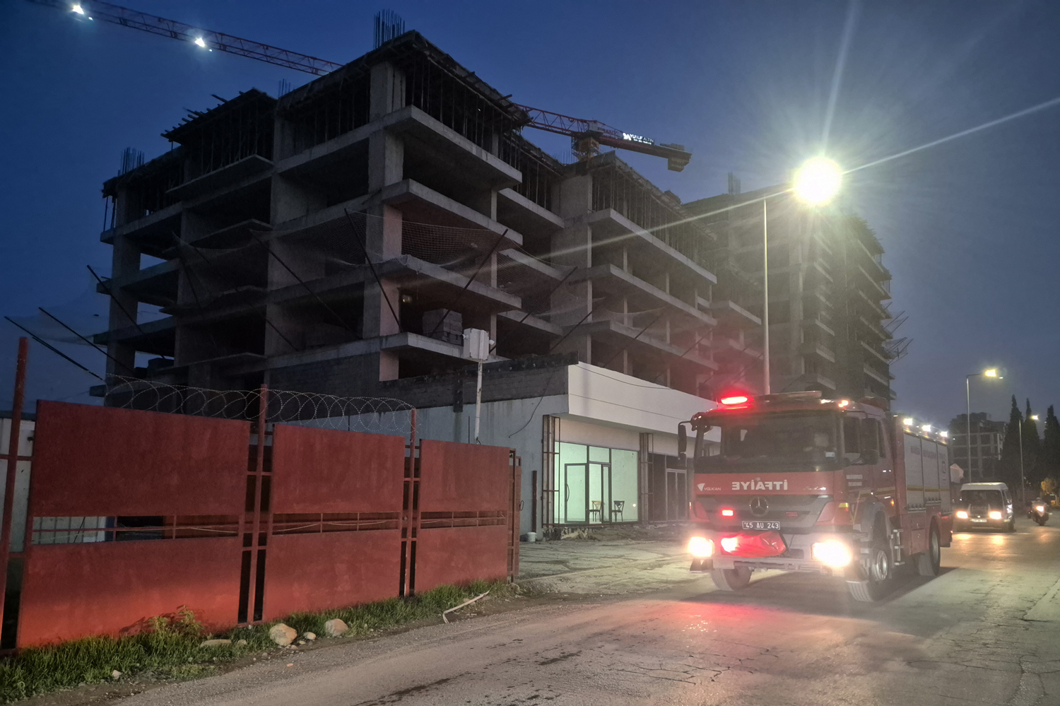 İnşaatta feci olay! Üzerine çelik kalıp düşen kişi yaşamını yitirdi