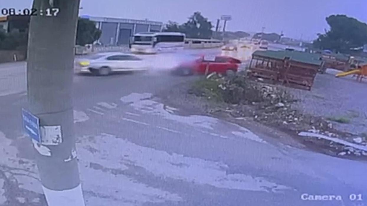 İzmir'de iki otomobil çarpıştı: 2 ölü, 4 yaralı