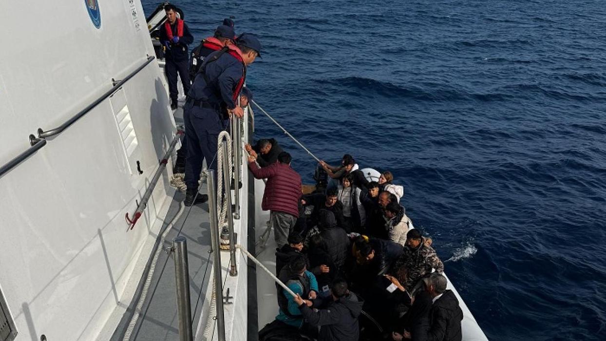 İzmir'in Seferihisar ilçesi açıklarında 64 düzensiz göçmen kurtarıldı