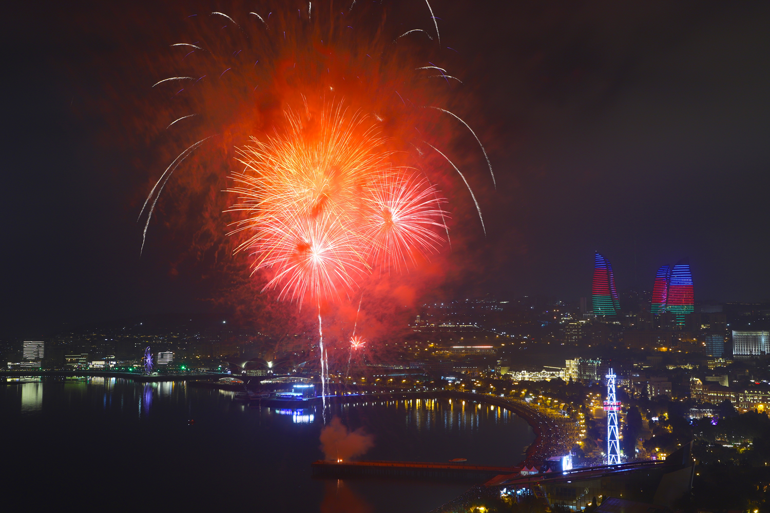 Karabağ Zaferi'nin 5. yılında Bakü'de havai fişek gösterileri düzenlendi