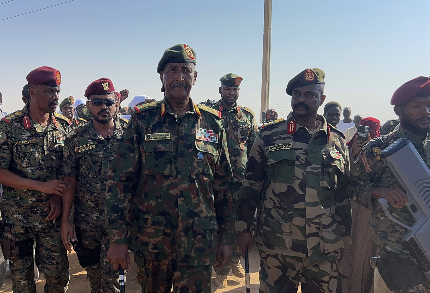 Sudan Egemenlik Konseyi Başkanı Burhan, ed-Debbe kentine sığınan yerinden edilmiş kişileri ziyaret etti