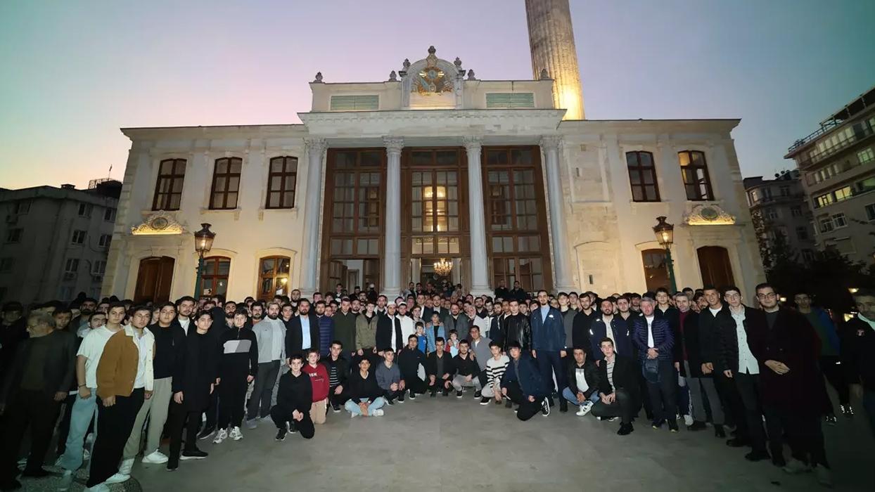 Teşvikiye Camii'nde bu kez TÜGVA'lı gençler sabah namazında buluştu