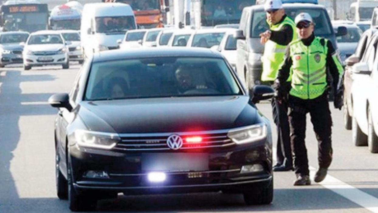 Yasadışı çakarlı araca el konulacak... Trafikte caydırıcı olmak için cezaların yanı sıra yeni yaptırımlar geliyor!