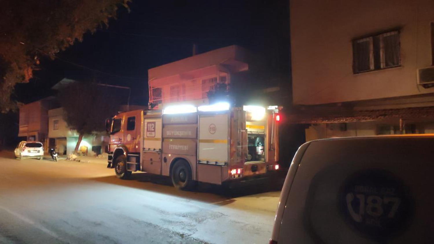 Adana'da evde çıkan yangında 4 kişi dumandan etkilendi