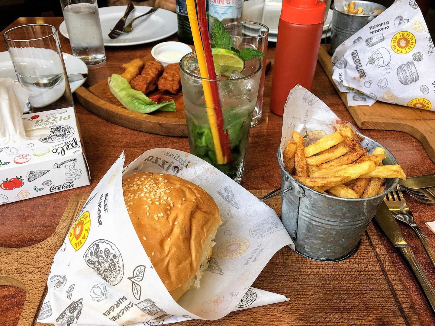 Bu deneyi izleyenler şaşkın! 100 sağlıksız gıda, 50 saatte tüketildi!