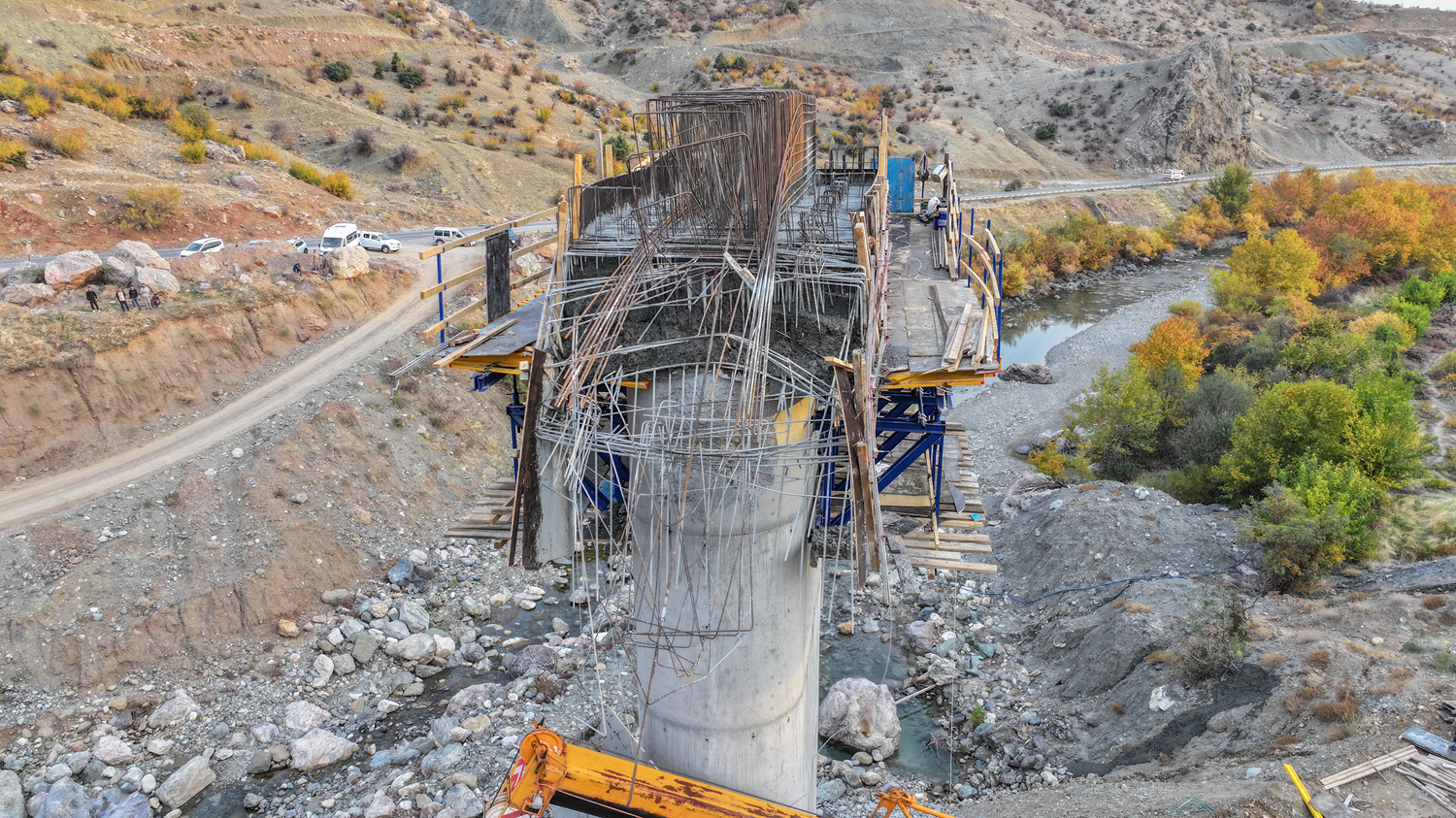 Diyarbakır'da köprü inşaatında iskele çöktü! Bakan Tunç duyurdu: 3 şüpheli gözaltında