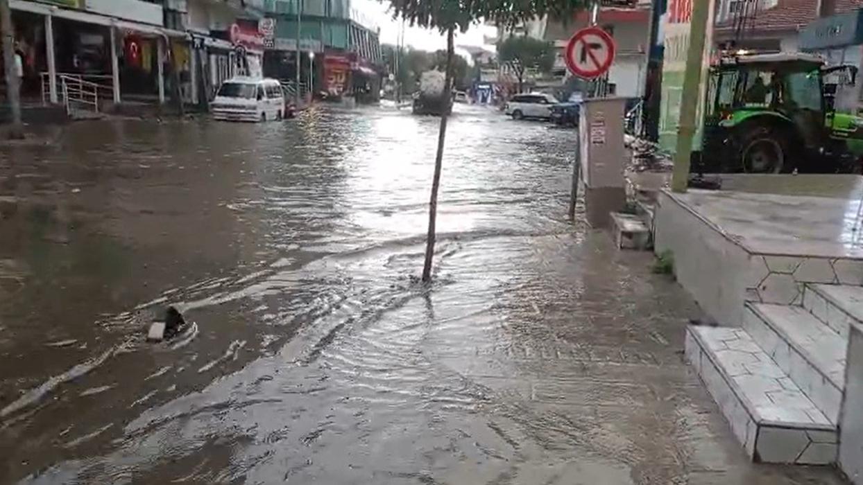 İzmir'in kuzey ilçeleri sağanak altında