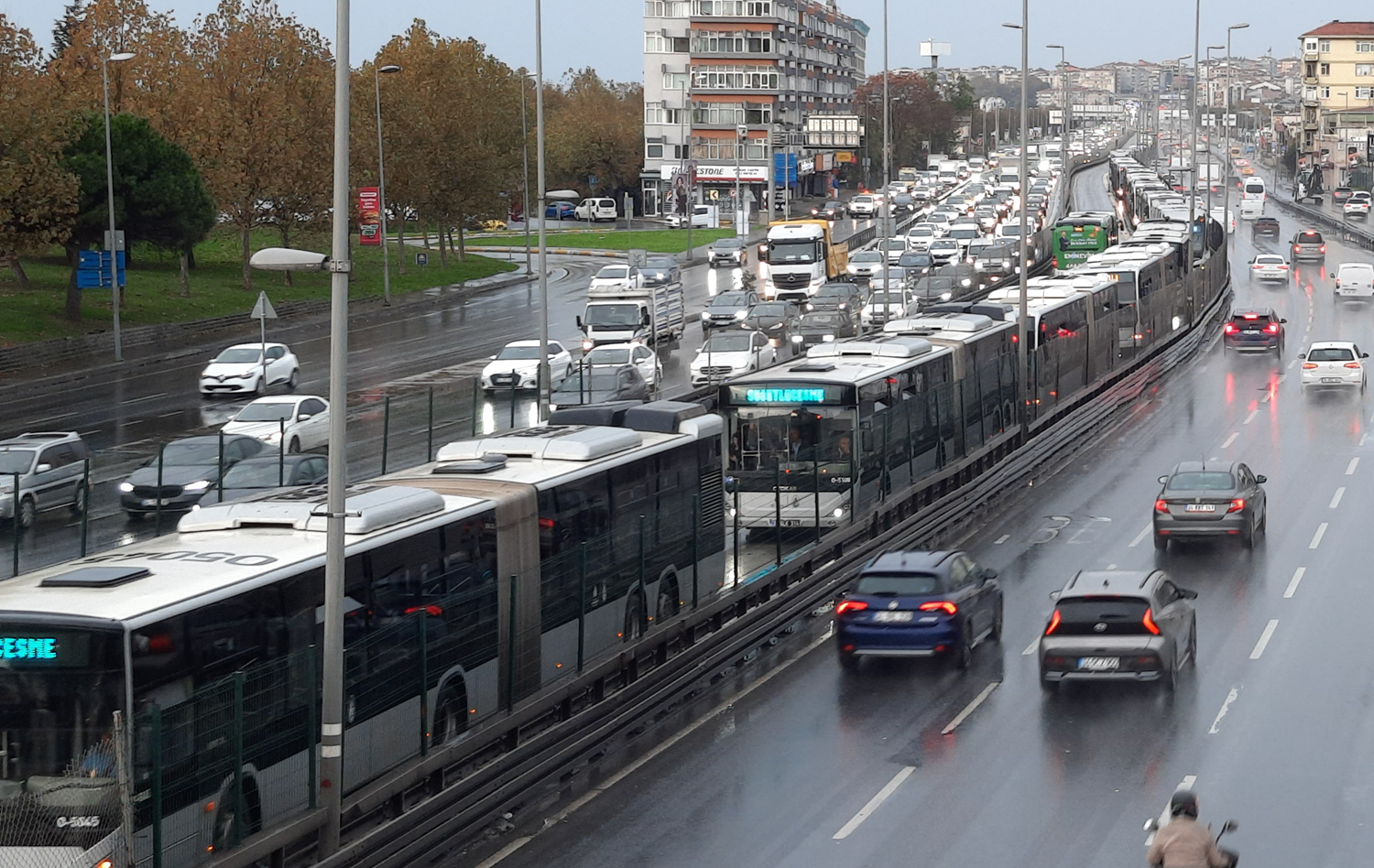 Sabah sabah metrobüs çilesi! Seferler aksadı: Duraklar doldu taştı