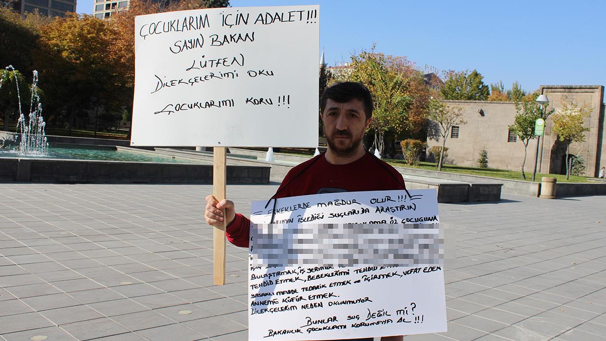 Boşanma davası için parkta tek kişilik eylem yaptı