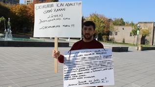 Boşanma davası için parkta tek kişilik eylem yaptı