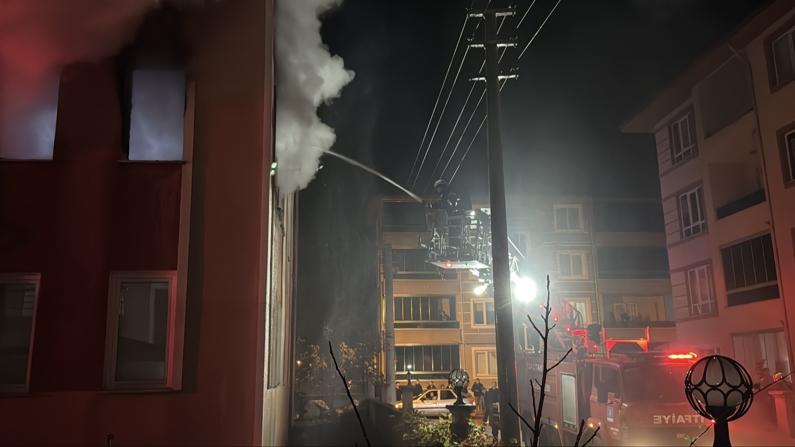 Kütahya'da apartman dairesinde yangın: 5 kişi kurtarıldı