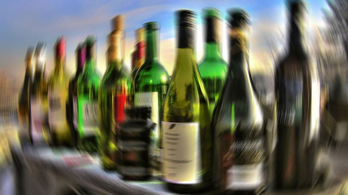 Alkol tüketimi beyin kanaması riskini 11 yıl erkene alıyor