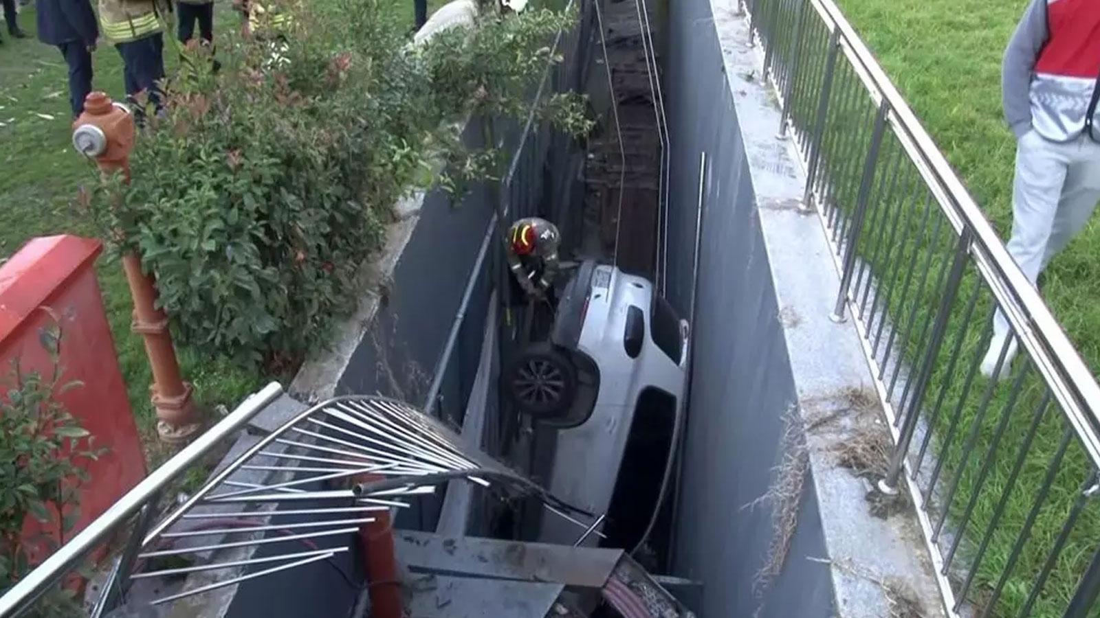 Otoparktan çıkan kadın sürücü araçlara çarparak boşluğa düştü