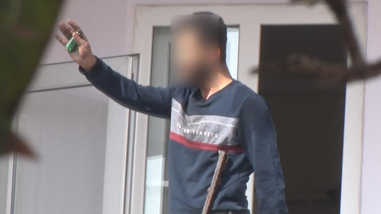 Eşyalar sokağa saçıldı, olaylar büyüdü! Evi yakmaya çalışan şahıs çıkışta akraba dayağı yedi