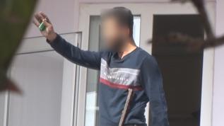 Eşyalar sokağa saçıldı, olaylar büyüdü! Evi yakmaya çalışan şahıs çıkışta akraba dayağı yedi