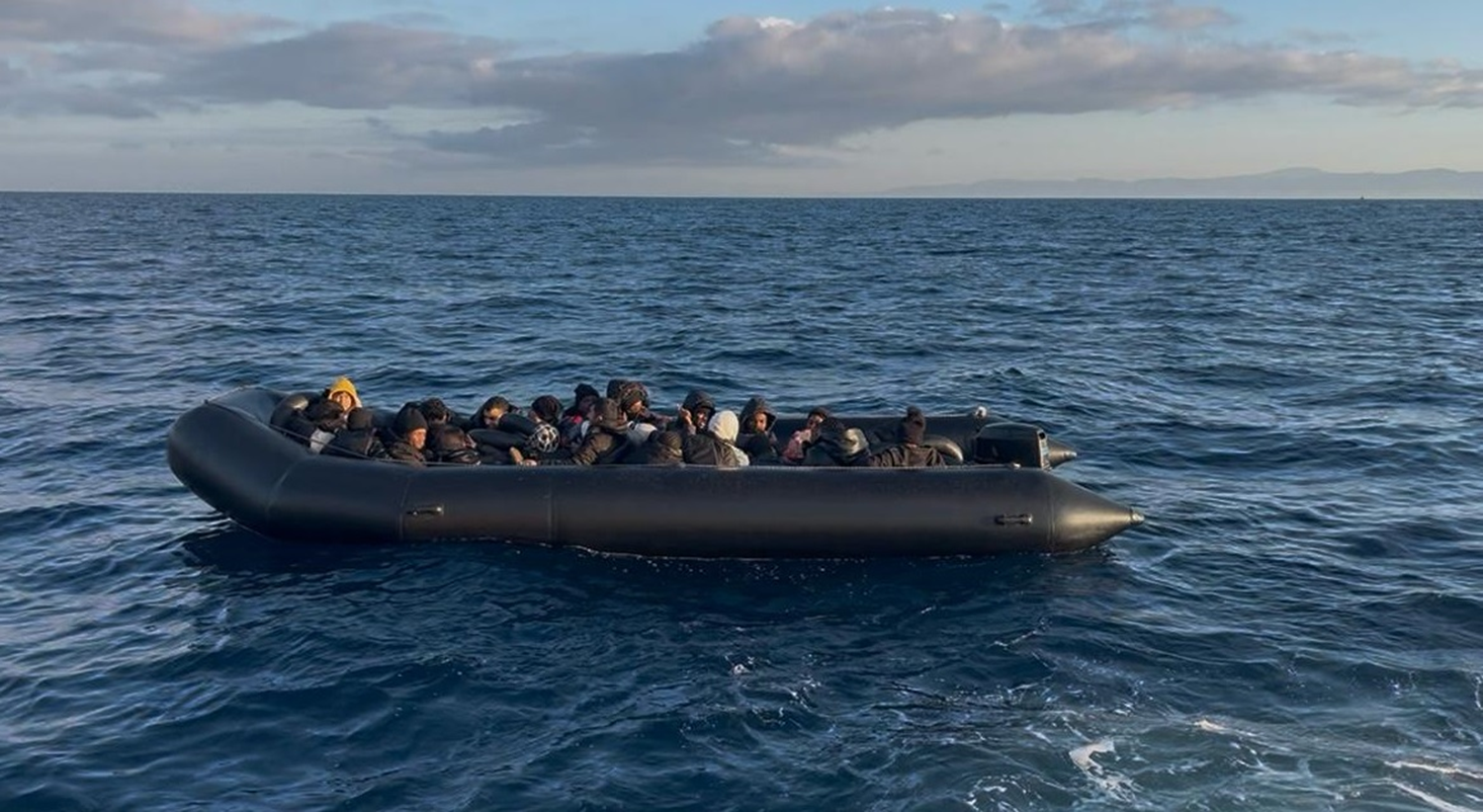 İzmir açıklarında 88 düzensiz göçmen yakalandı