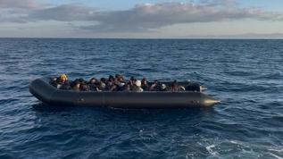 İzmir açıklarında 88 düzensiz göçmen yakalandı