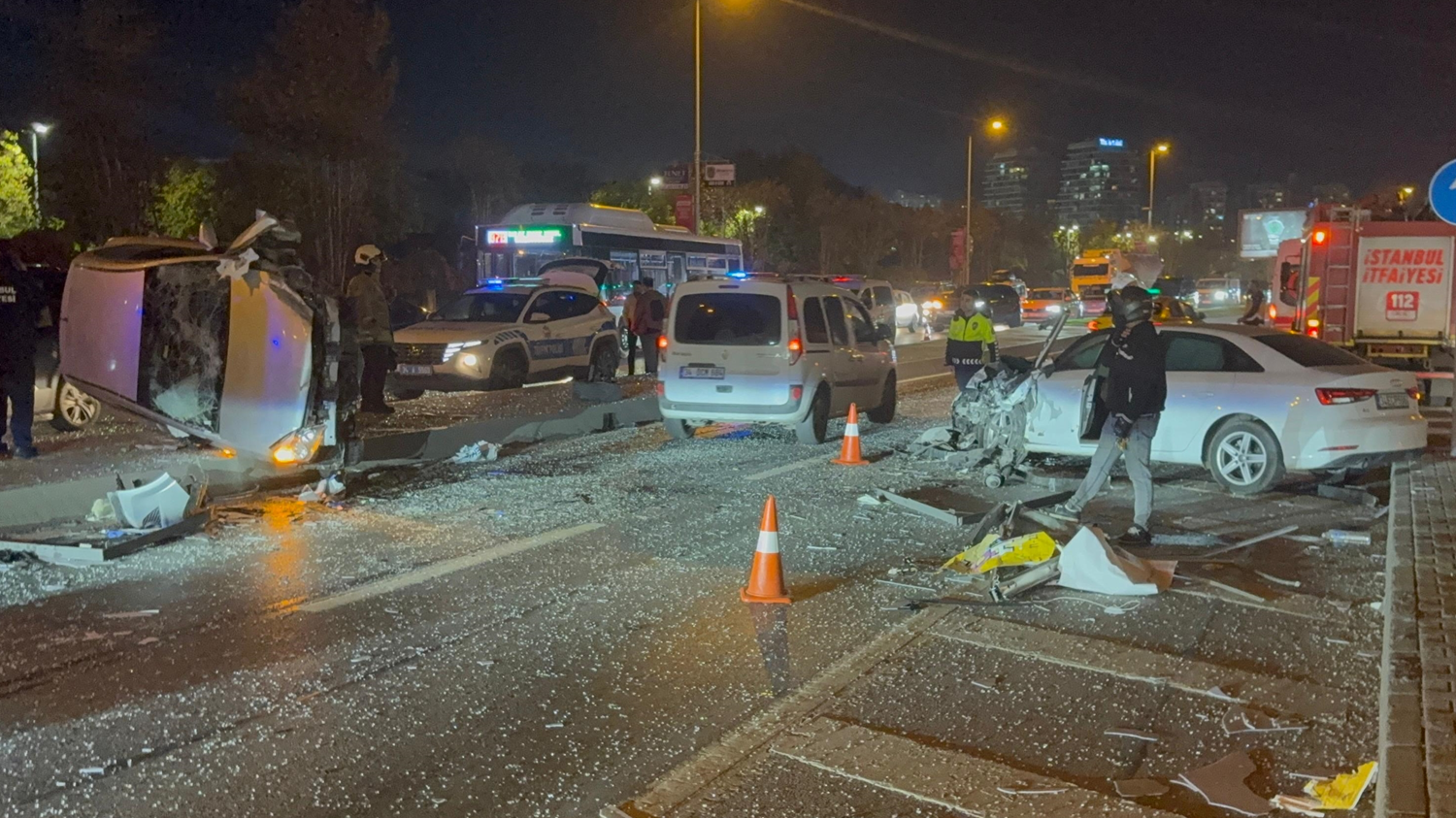 Ortalık savaş alanına döndü! Ters istikamete geçen otomobil, karşı yönden gelen araçla çarpıştı