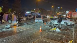 Ortalık savaş alanına döndü! Ters istikamete geçen otomobil, karşı yönden gelen araçla çarpıştı