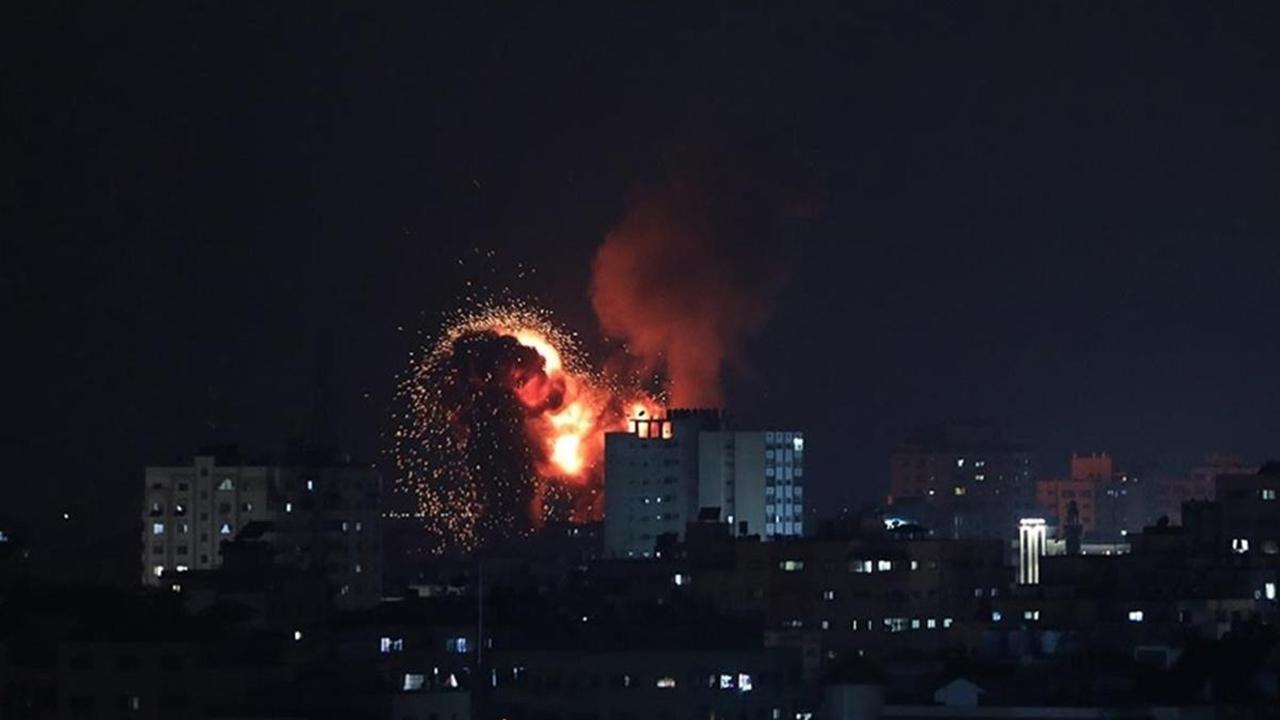 Soykırımcı İsrail'den Lübnan'a saldırı... Topçu ateşi açtılar