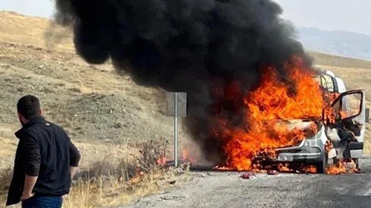 Van'da minibüs aniden alev aldı, sürücü yolcuları kurtardı