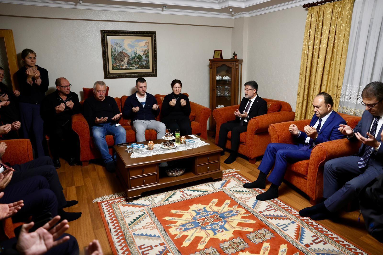 Bakan Yumaklı, şehit pilot Hasan Bahar'ın ailesini ziyaret etti