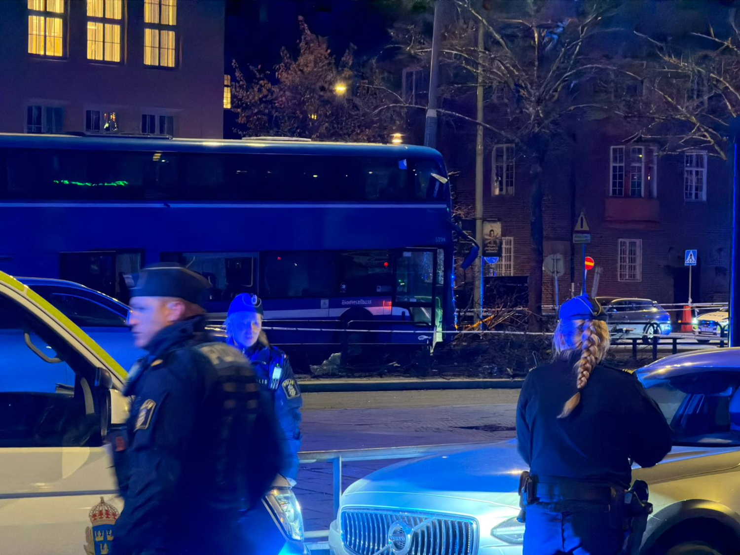 İsveç'te otobüs durağa daldı! Ölü ve yaralılar var