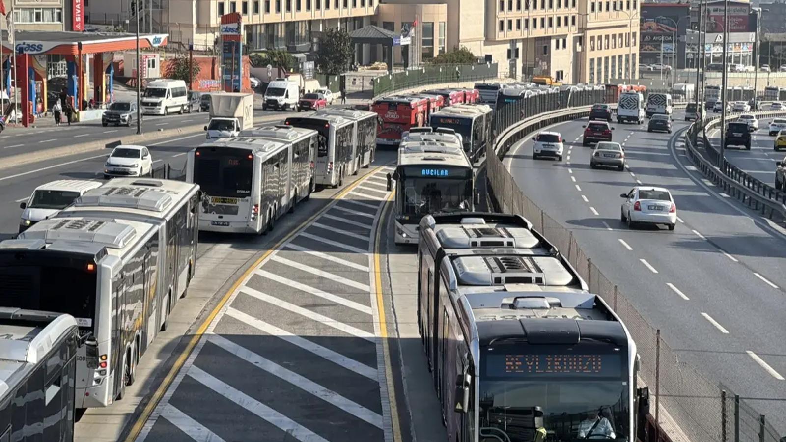 Zeytinburnu'nda metrobüsün çarptığı engelli yolcu ağır yaralandı