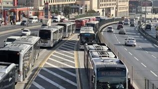 Zeytinburnu'nda metrobüsün çarptığı engelli yolcu ağır yaralandı