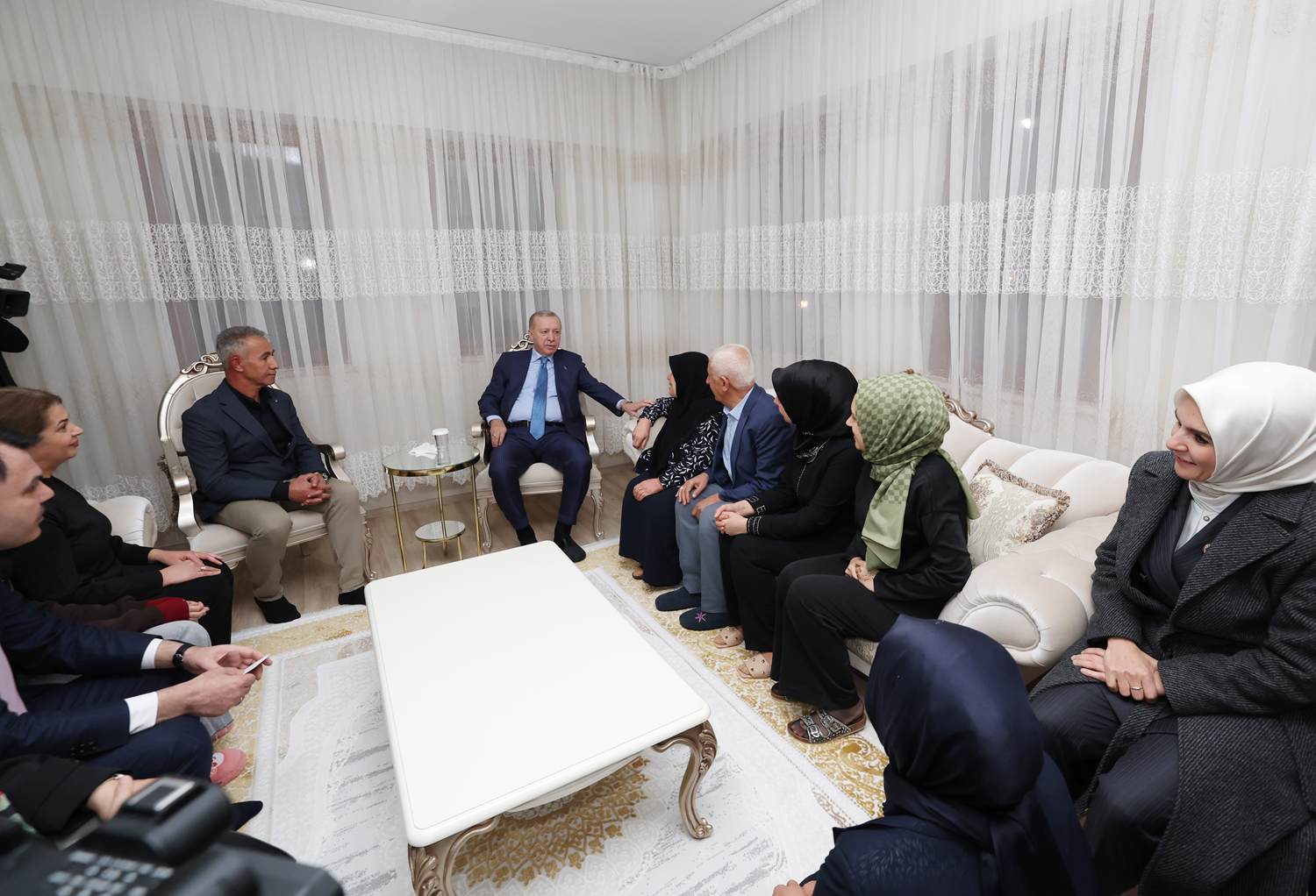 Cumhurbaşkanı Erdoğan, İndere köy evlerini ziyaret etti